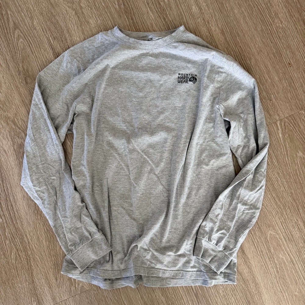 Mountain Hardwear gray long sleeve back logo t-shirt sz L